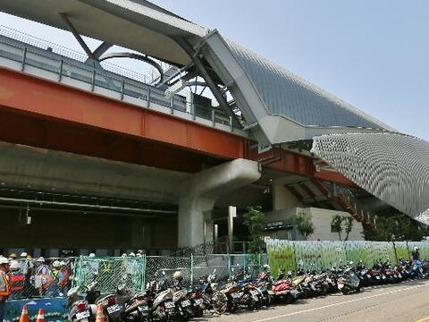 解決捷運與台鐵高架無共構冏境 中市府促成兩站體連通道工程